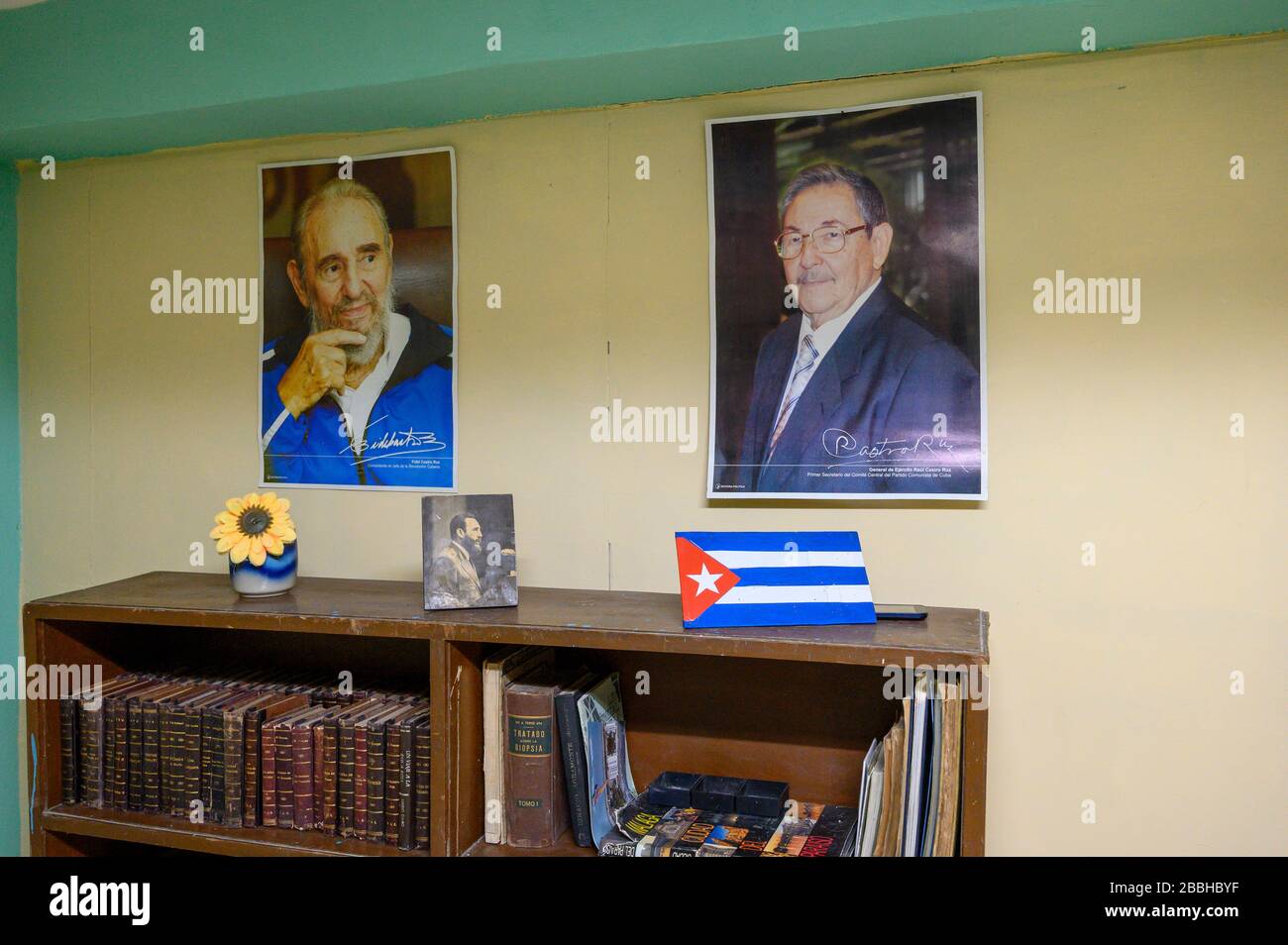Rauminnenraum mit Porträts von Fidel und Raul Castro, Havanna Vieja, Kuba Stockfoto