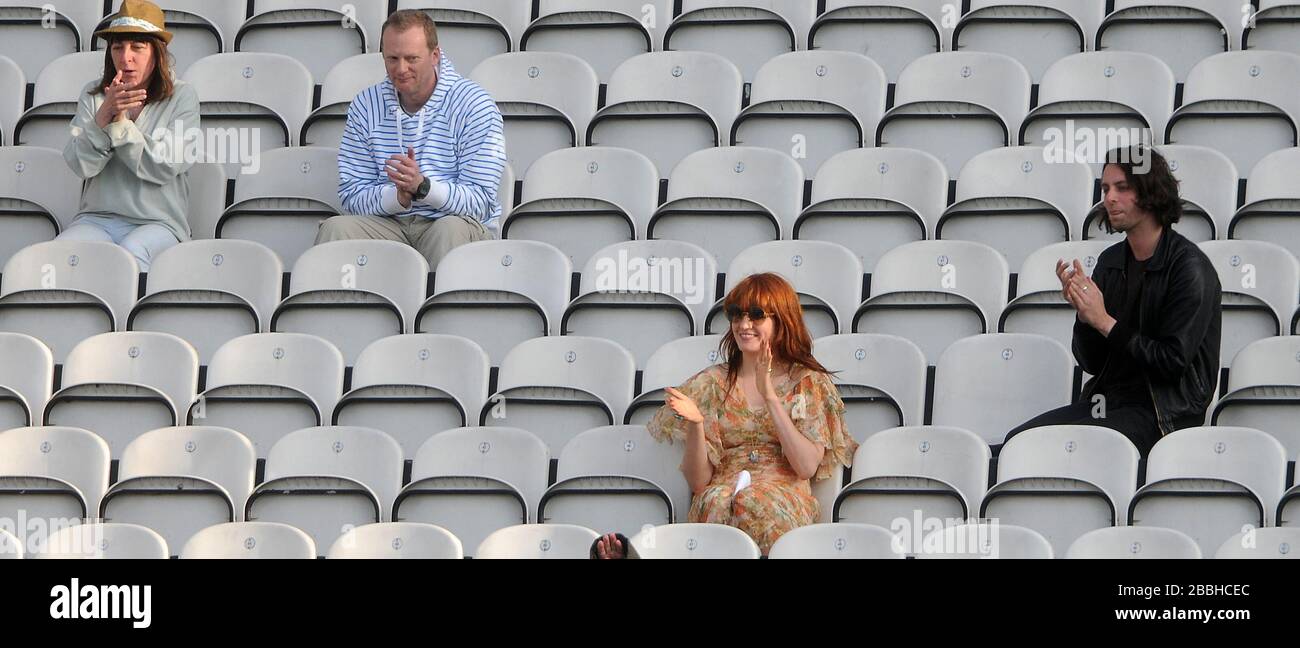 Florence Welch (2. Rechts) von der Band 'Florence + The Machine' und Maccabees Sänger Felix White applaudieren die Spieler von Surrey und Sussex am Ende des zweiten Tages im Kia Oval. Stockfoto