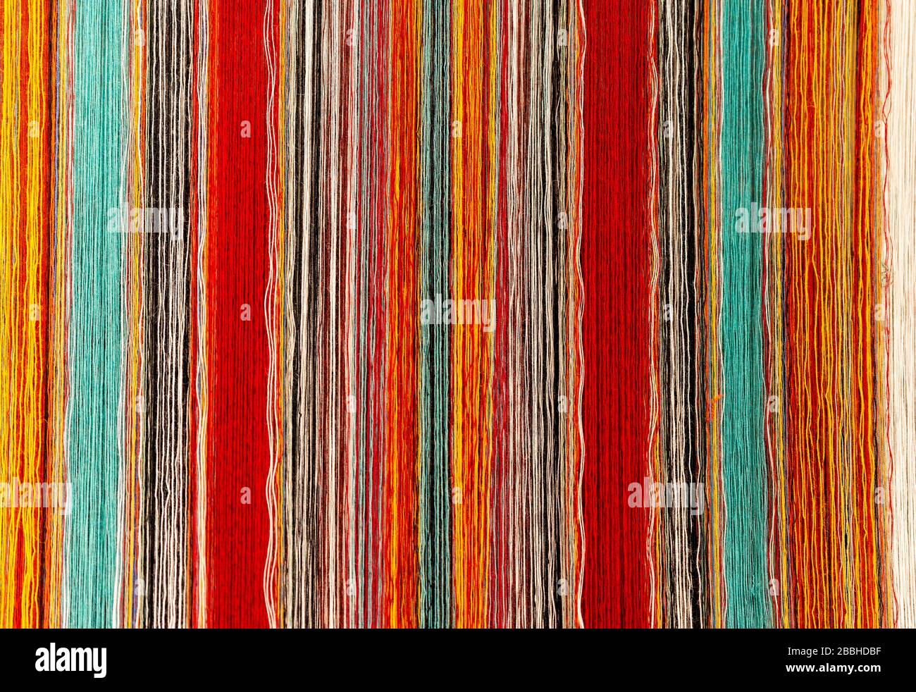 Farbige Alpaca Wollfäden bereit für das Weben in Textil und Stoff, Cusco, Peru. Stockfoto