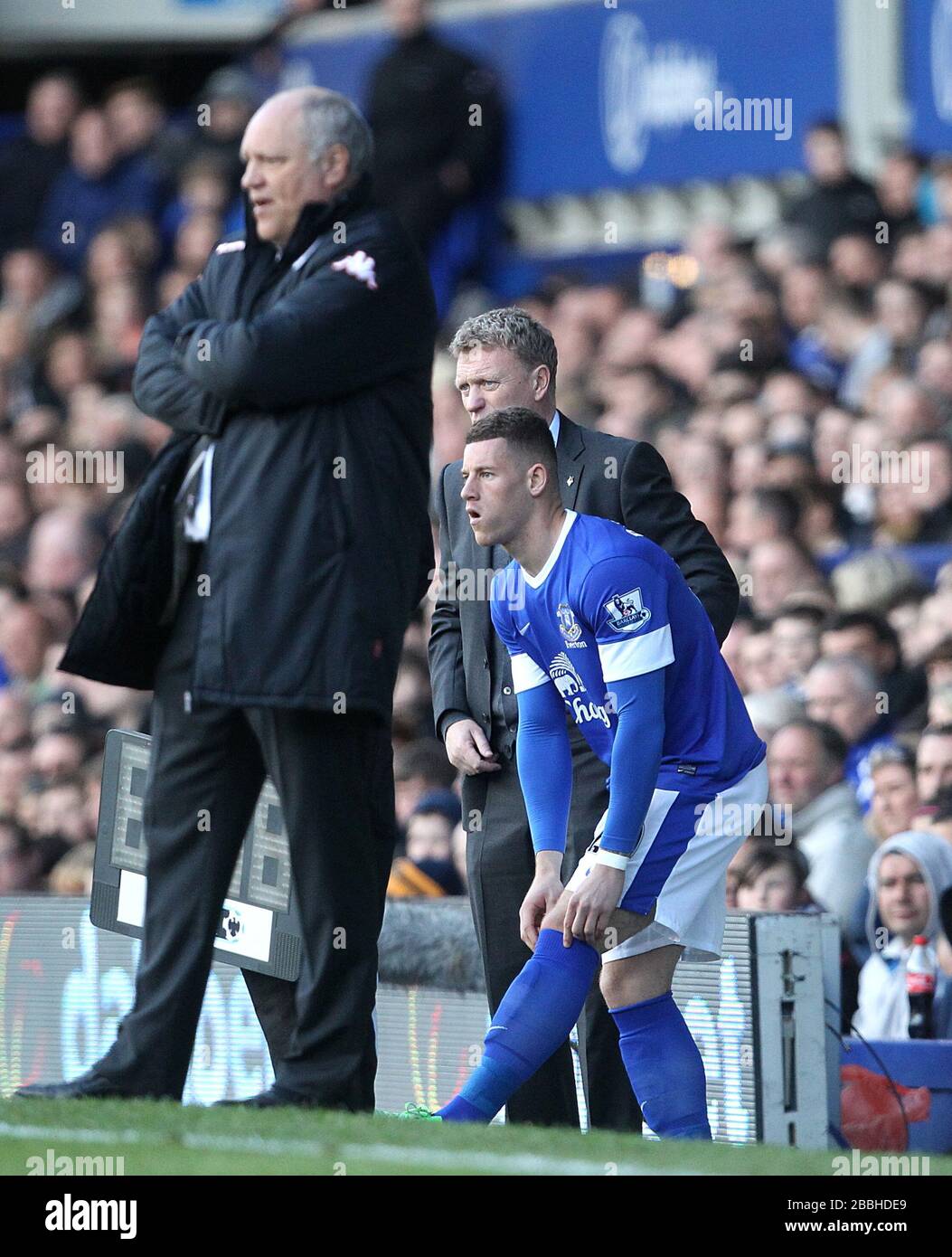 Fulham-Manager Martin Jol (links) auf dem Touchline, während sich Evertons Ross Barkley (Mitte) darauf vorbereitet, auf das Spielfeld ersetzt zu werden Stockfoto