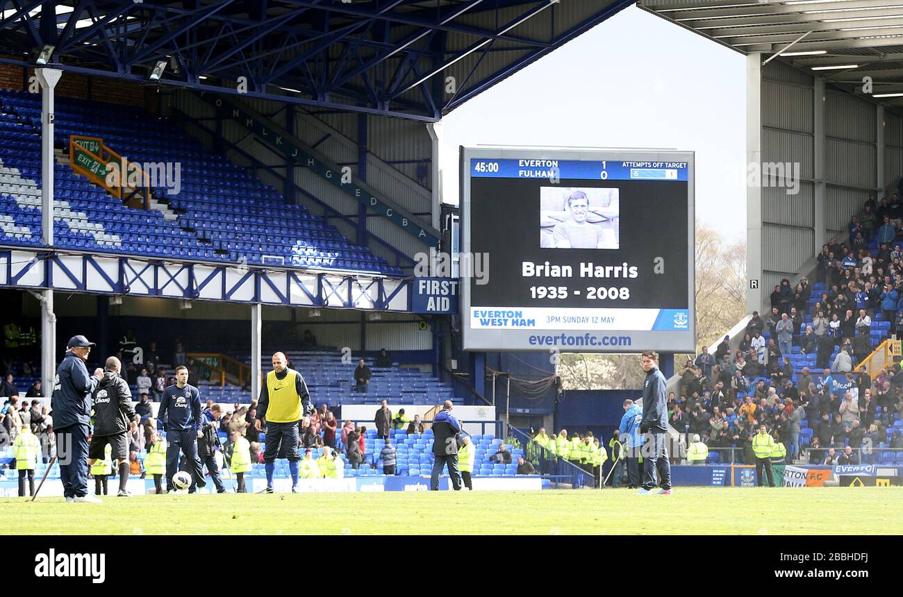 Ein Foto des Helden Brian Harris aus dem Everton FA Cup 1966 wird auf dem riesigen Bildschirm gezeigt, während sich die Spieler aufwärmen Stockfoto