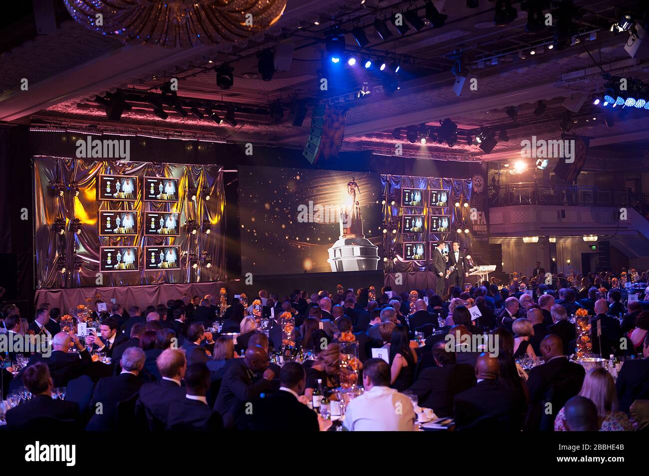 David Jones (rechts) spricht mit PFA Player of the Year und Young Player of the Year Gareth Bale Stockfoto