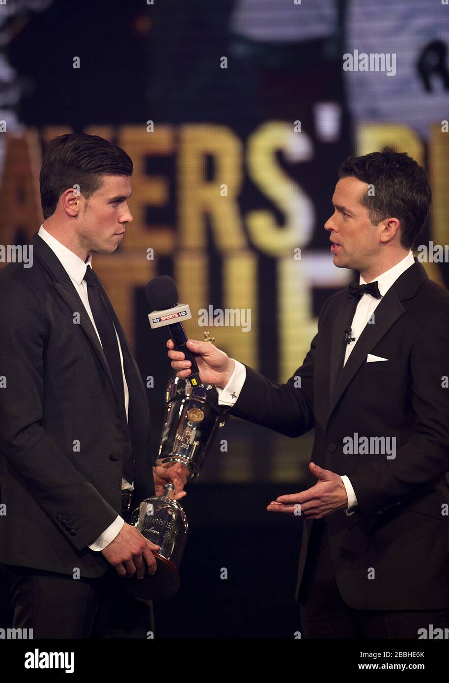 David Jones (rechts) spricht mit PFA Player of the Year und Young Player of the Year Gareth Bale Stockfoto