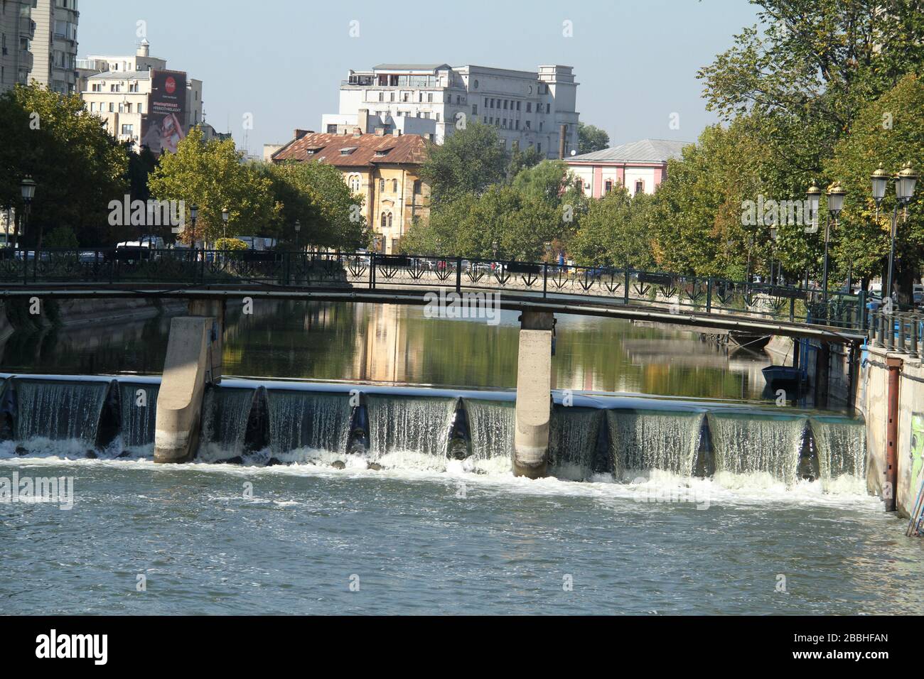 Der Dambovita Fluss, der die Innenstadt von Bukarest, Rumänien, durchquert Stockfoto