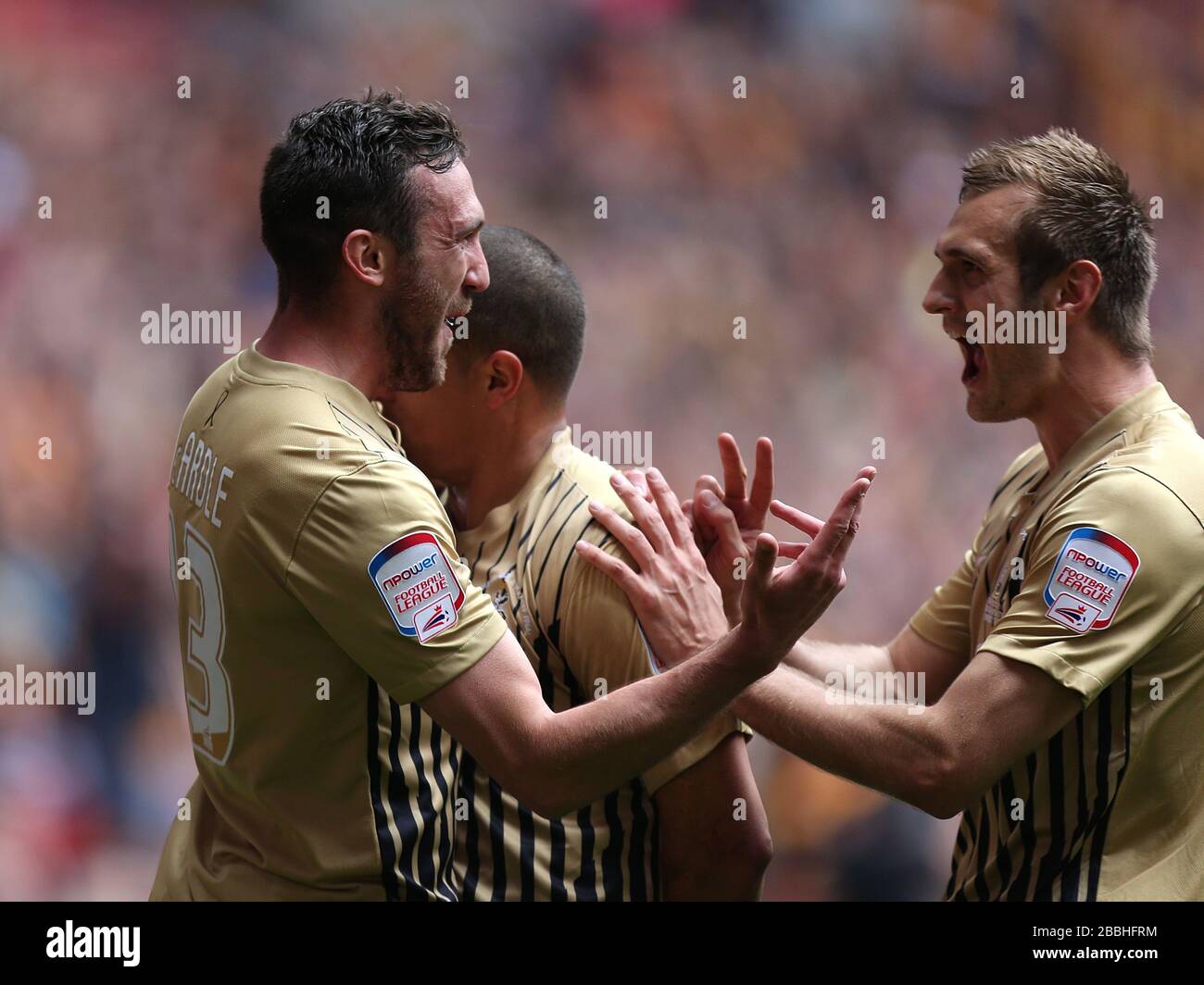 Der Rory McArdle (links) von Bradford City feiert mit Teamkollegen sein zweites Tor im Spiel Stockfoto