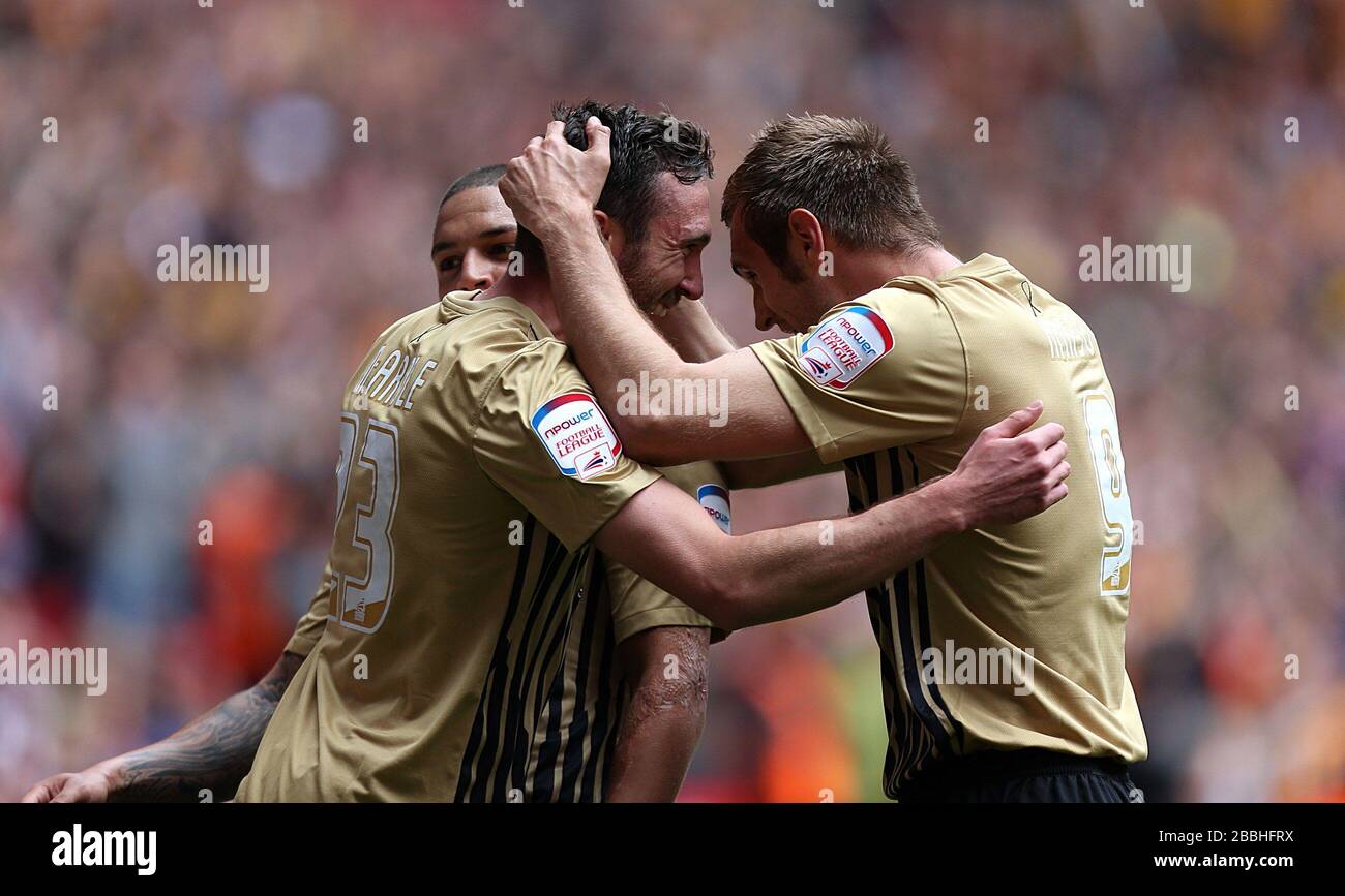 Der Rory McArdle (links) von Bradford City feierte mit dem Teamkollegen James Hanson (Mitte), der ihr erstes Tor erzielte, sein zweites Tor Stockfoto