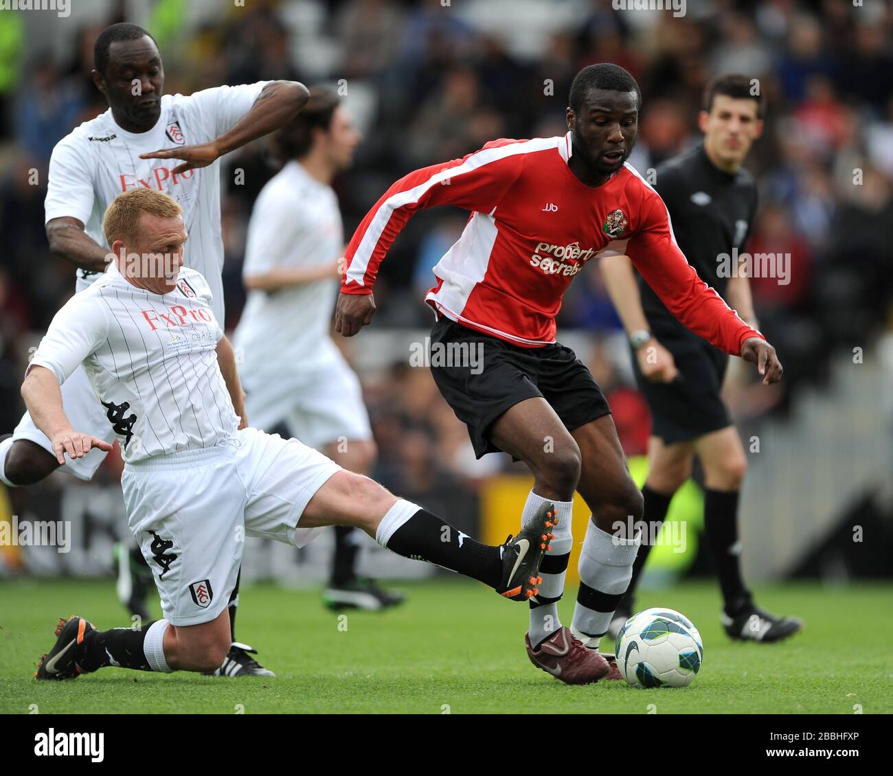 Fulhams Kampf um den Ball um Mark Pembridge (links) und Sealands Mohammed Diakite (rechts). Stockfoto