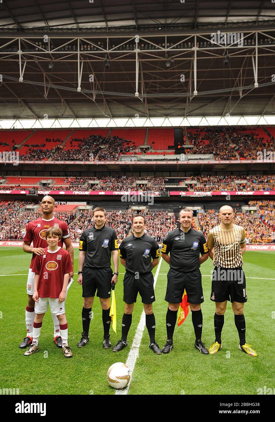 L-R: Northampton Town Kapitän Clarke Carlisle, Schiedsrichter Jake Hillier, Schiedsrichter Keith Stroud, Schiedsrichter Steve Copeland und Bradford City Kapitän Gary Jones stehen vor dem Anpfiff an Stockfoto