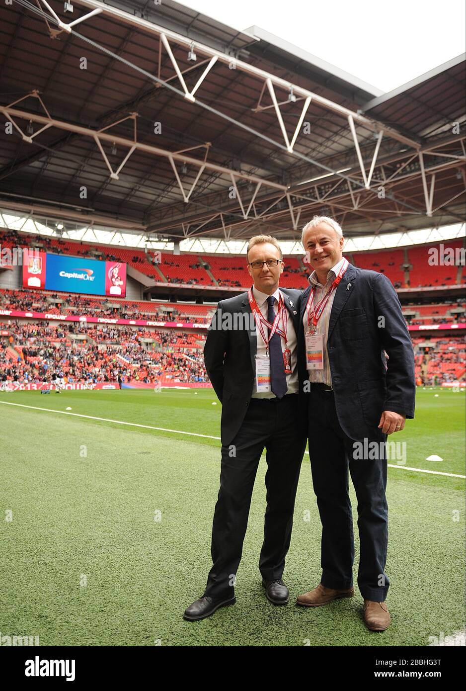 David Annand (rechts), der einen 500-Meilen-Spaziergang durch das Gelände der Football League unternommen hat, um den Prostatakrebs UK zu fördern Stockfoto