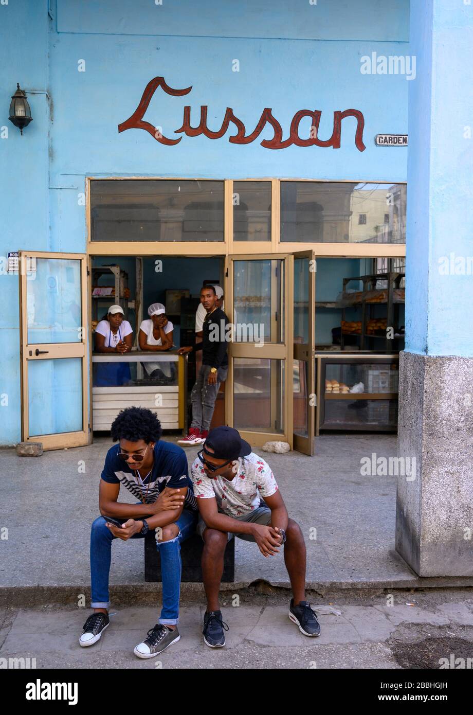 Bäckerei und Männer auf Handy, Havanna Vieja, Kuba Stockfoto
