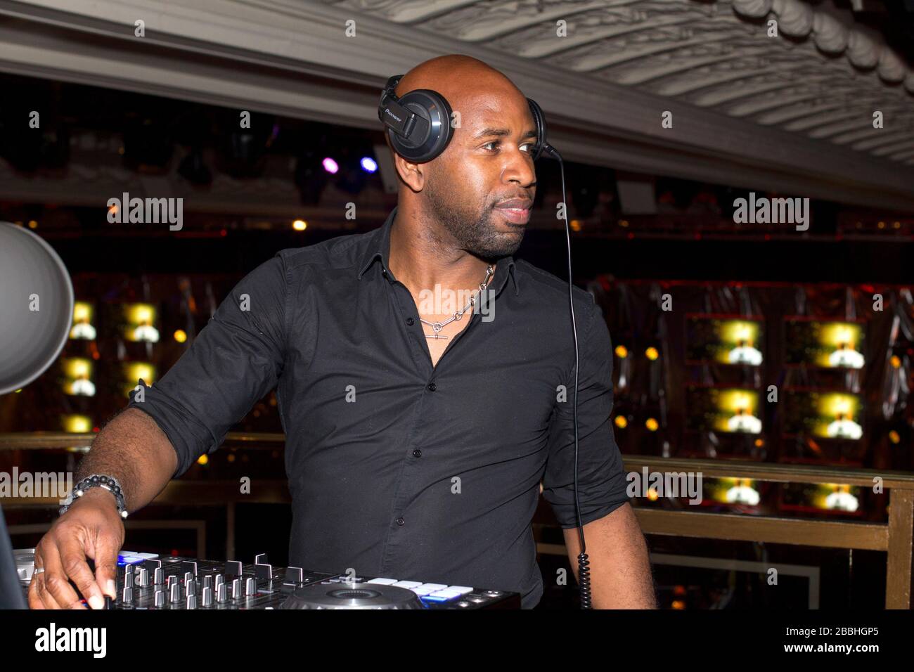 DJ Spoony führt einen Satz während der Party nach dem Abendessen während der PFA Player of the Year Awards 2013 im Grosvenor House Hotel, London, durch. Stockfoto