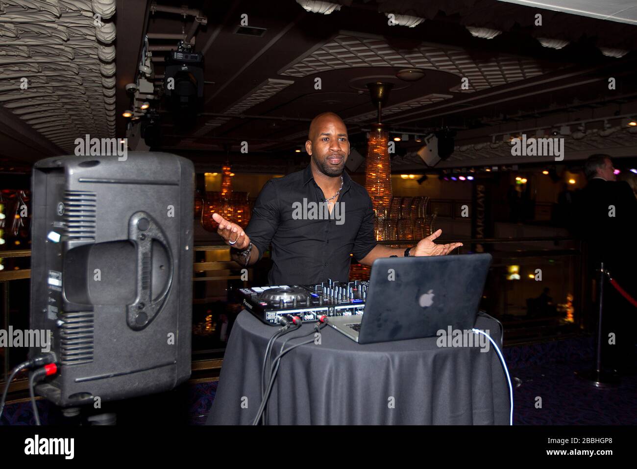 DJ Spoony führt einen Satz während der Party nach dem Abendessen während der PFA Player of the Year Awards 2013 im Grosvenor House Hotel, London, durch. Stockfoto