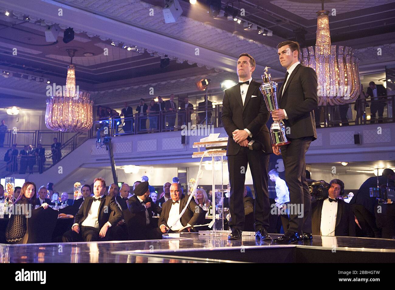 David Jones (rechts) spricht mit PFA Player of the Year und Young Player of the Year Gareth Bale Stockfoto