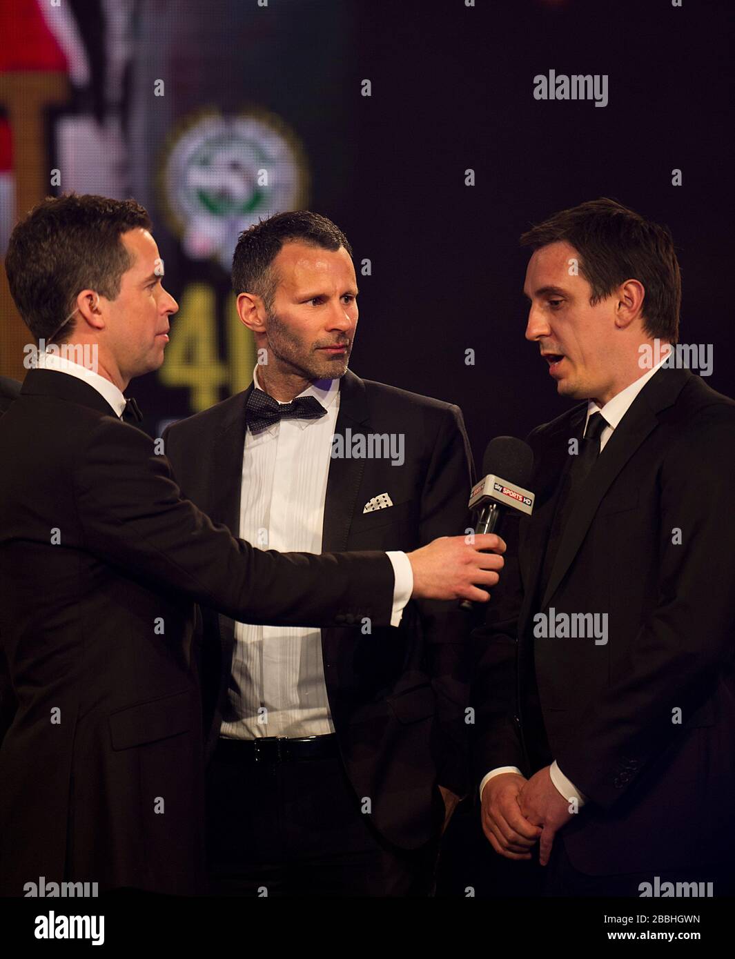 David Jones (links) interviewt Gary Neville (rechts) und Ryan Giggs (Mitte), nachdem die Klasse von Manchester United den PFA Merit Award gewonnen hatte Stockfoto