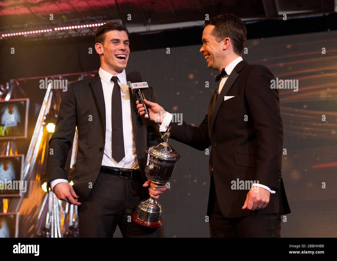 Gareth Bale nimmt seinen PFA Young Player of the Year Award von Sky Sports Moderator David Jones während der PFA Player of the Year Awards 2013 im Grosvenor House Hotel, London, entgegen. Stockfoto