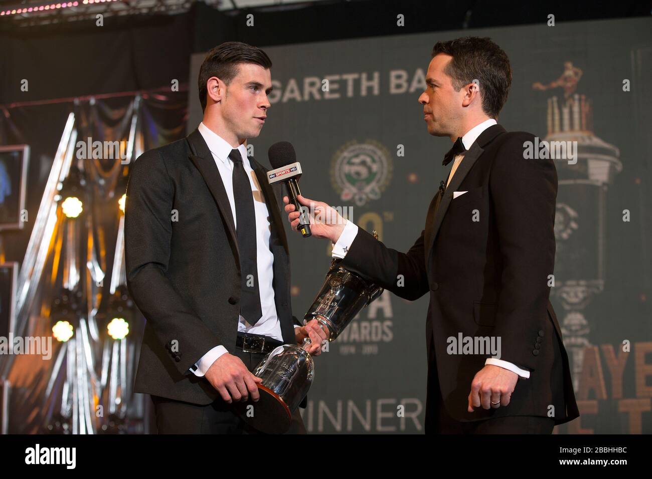 Gareth Bale erhält den Player of the Year Award seiner Spieler von Sky Sports Moderator David Jones während der PFA Player of the Year Awards 2013 im Grosvenor House Hotel, London. Stockfoto
