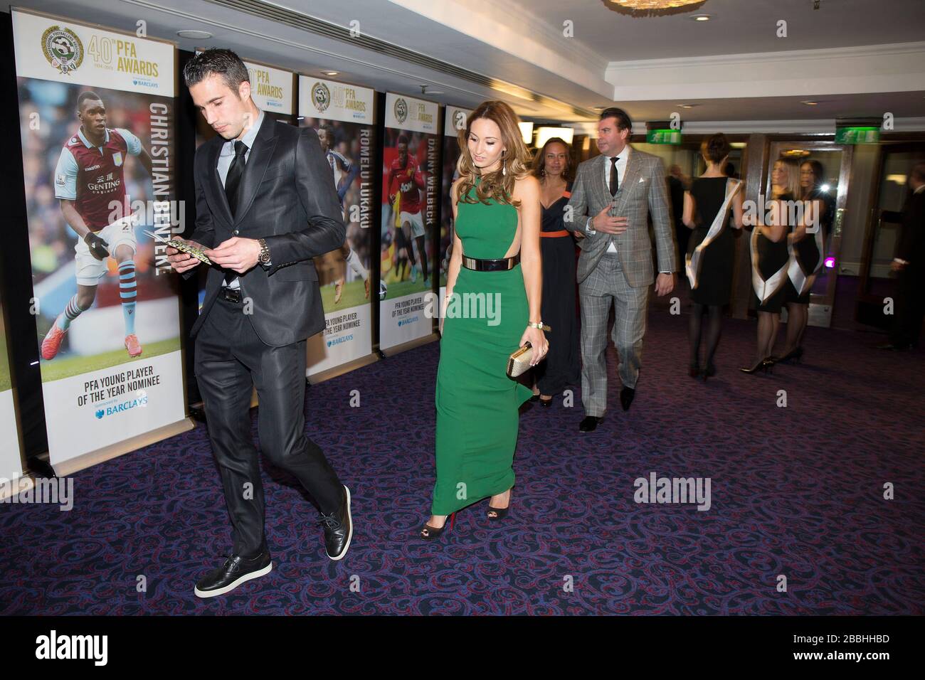 Robin Van Persie und seine Frau Bouchra kommen bei den PFA Player of the Year Awards 2013 im Grosvenor House Hotel, London, an. Stockfoto