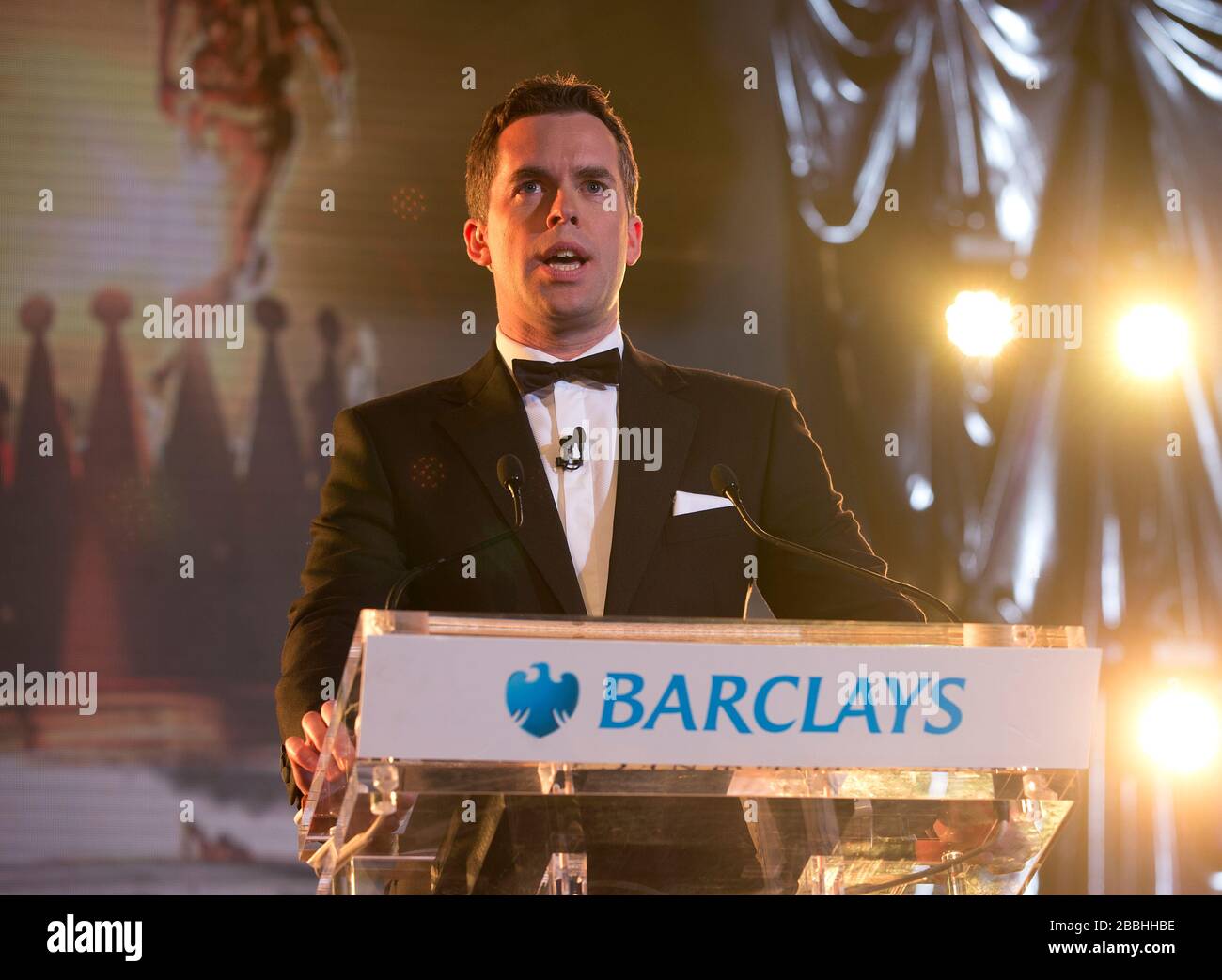 Sky Sports Moderator David Jones spricht mit der Menge während der PFA Player of the Year Awards 2013 im Grosvenor House Hotel, London. Stockfoto