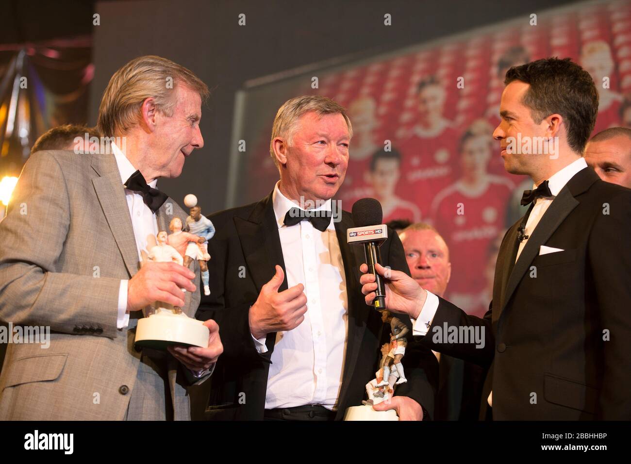 Sir Alex Ferguson (Mitte) und Eric Harrison (links) sammeln ihren PFA Merit Award von Sky Sports Moderator David Jones Stockfoto