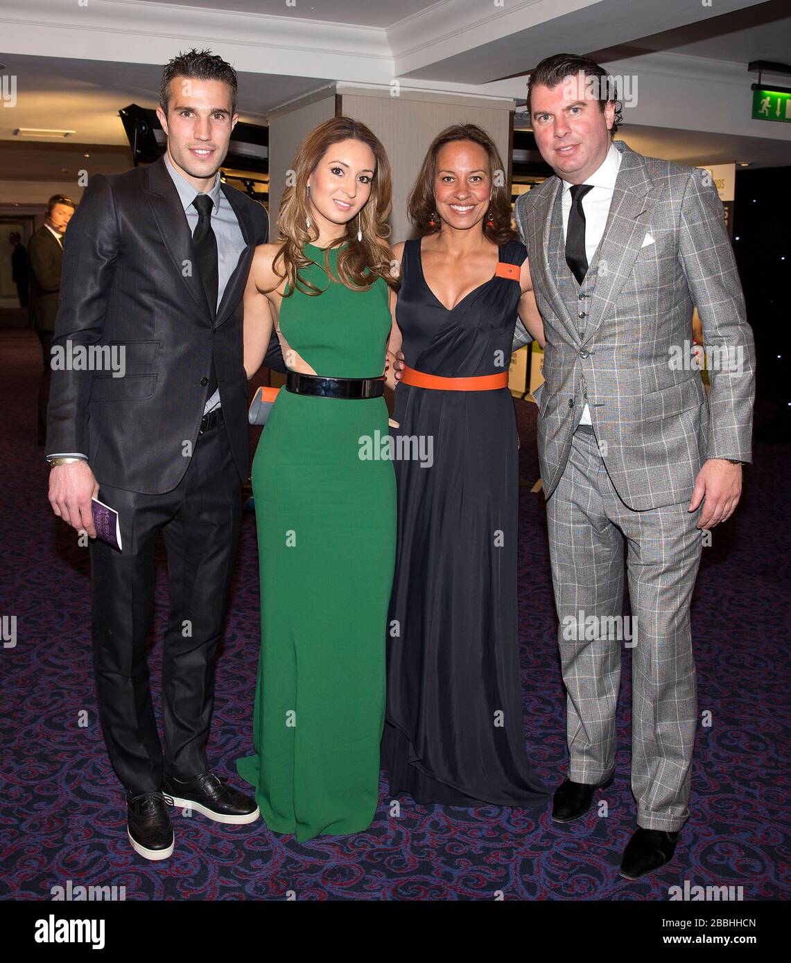Robin Van Persie (links) seine Frau Bouchra (links in der Mitte) posiert für ein Foto mit Freunden während der PFA Player of the Year Awards 2013 im Grosvenor House Hotel, London. Stockfoto