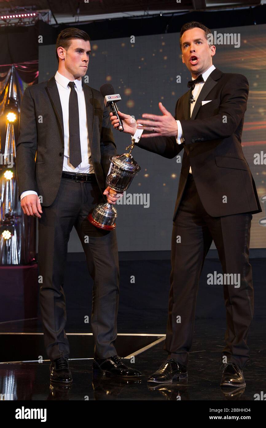 Gareth Bale nimmt seinen PFA Young Player of the Year Award von Sky Sports Moderator David Jones während der PFA Player of the Year Awards 2013 im Grosvenor House Hotel, London, entgegen. Stockfoto