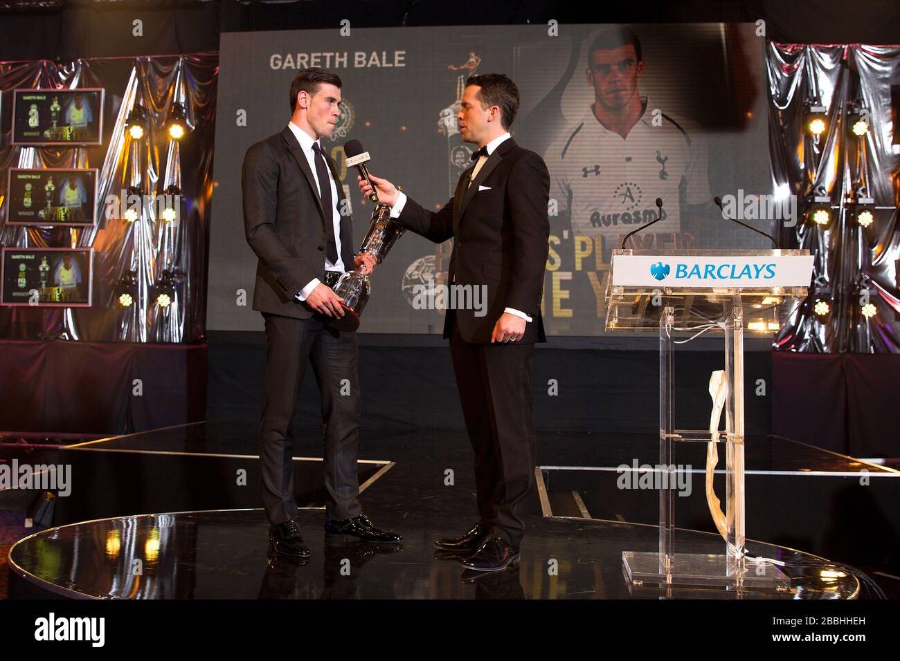 Gareth Bale erhält den Player of the Year Award seiner Spieler von Sky Sports Moderator David Jones während der PFA Player of the Year Awards 2013 im Grosvenor House Hotel, London. Stockfoto