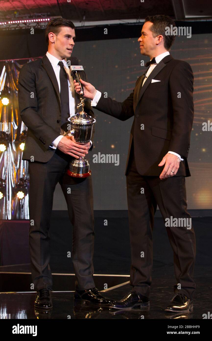 Gareth Bale nimmt seinen PFA Young Player of the Year Award von Sky Sports Moderator David Jones während der PFA Player of the Year Awards 2013 im Grosvenor House Hotel, London, entgegen. Stockfoto