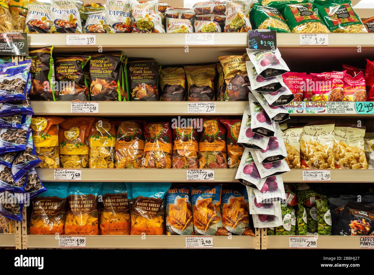 In einem Trader Joe's Market, Wichita, Kansas, USA, gibt es Regale mit Imbisschips oder Snacks. Stockfoto