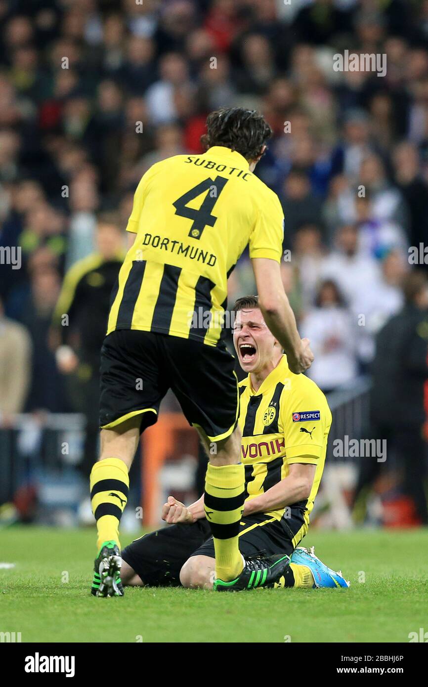 Borussia Dortmunds Neven Subotic und Lukasz Piszczek (Boden) feiern nach dem Schlusspfiff ihren Gesamtsieg Stockfoto