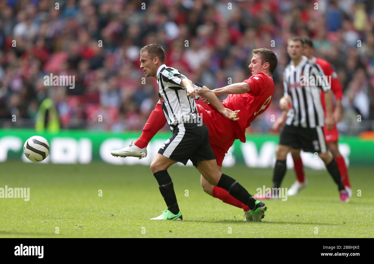 Lewis Dodds von Spennymoor Town und Jon Pilbeam von Tunbridge Wells (rechts) kämpfen um den Ballbesitz Stockfoto