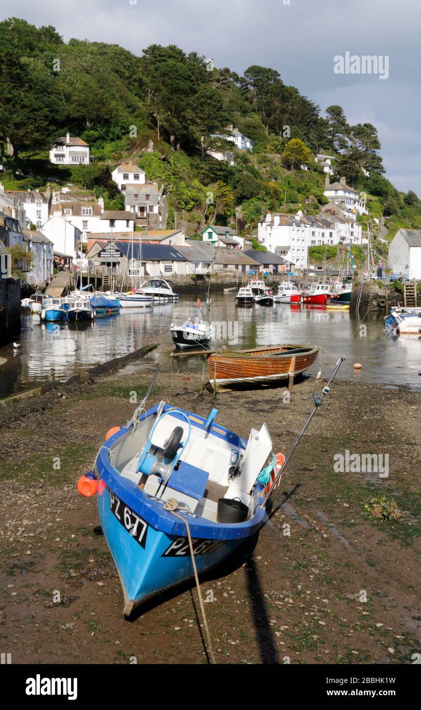 Der Hafen im kornischen Fischerdorf Polperro bei Ebbe Stockfoto