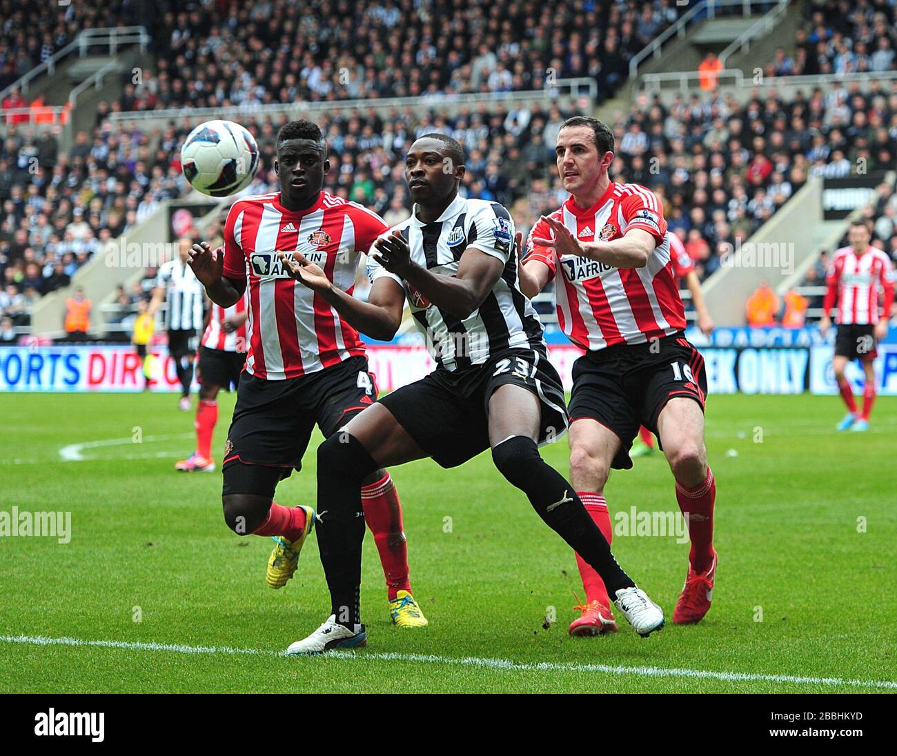 Shola Ameobi (Mitte) von Newcastle United versucht, den Ball mit seiner ...