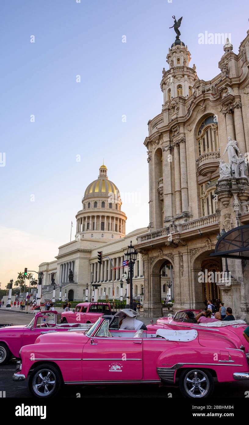Oldtimer, El Capitolio oder das National Capitol Building und das Gran Teatro de La Habana, Havanna, Kuba Stockfoto