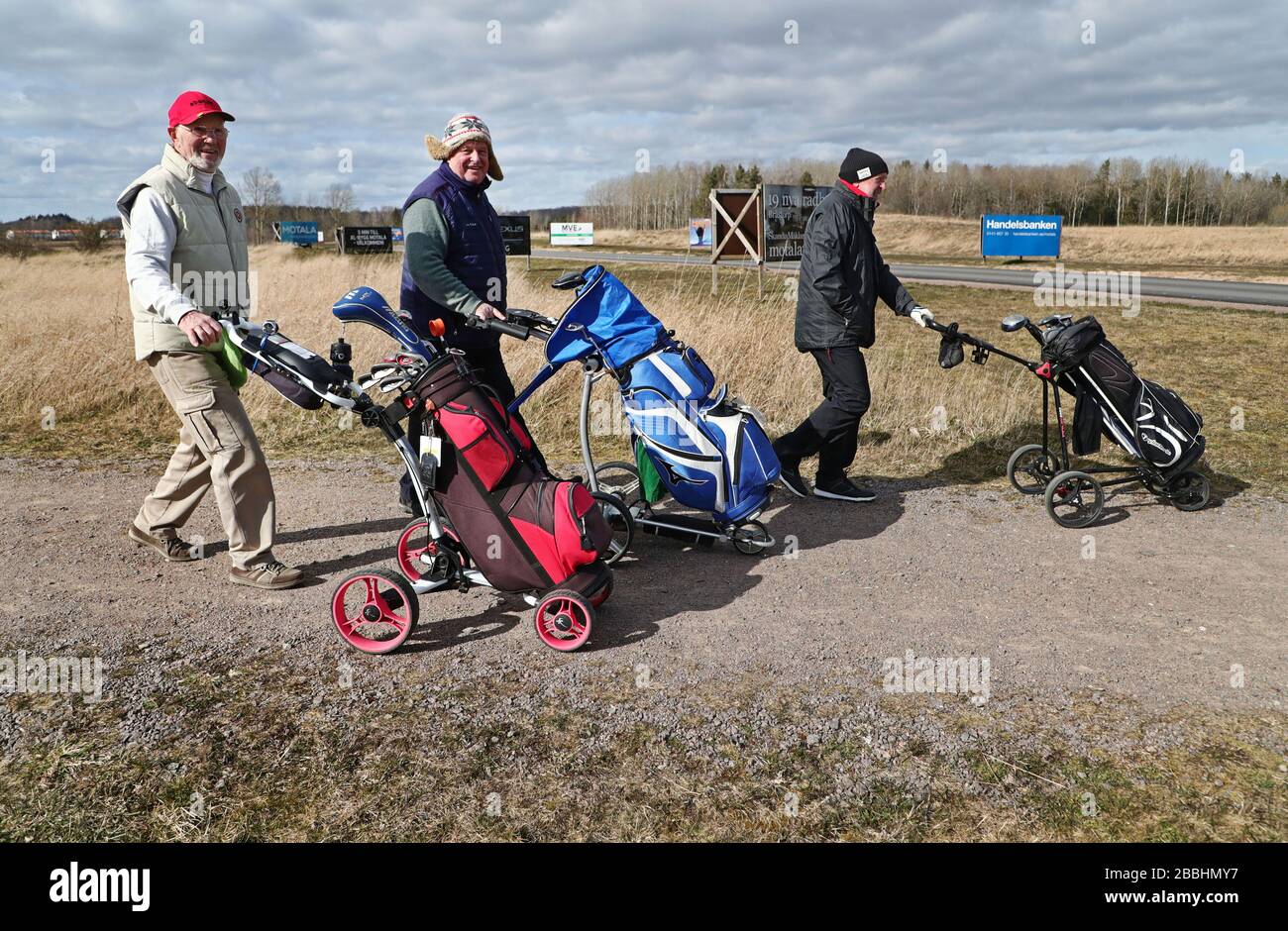 Motala, Schweden 20200331 Golf spielen ist besonders beliebt in diesen Corona Zeiten, wenn es gut ist, im Freien an der frischen Luft zu sein. Hier Golfer am Motala GK am Dienstag von links Bosse Portling, Sigurd Wren und Ulf Lindstrand. Foto Jeppe Gustafsson Stockfoto