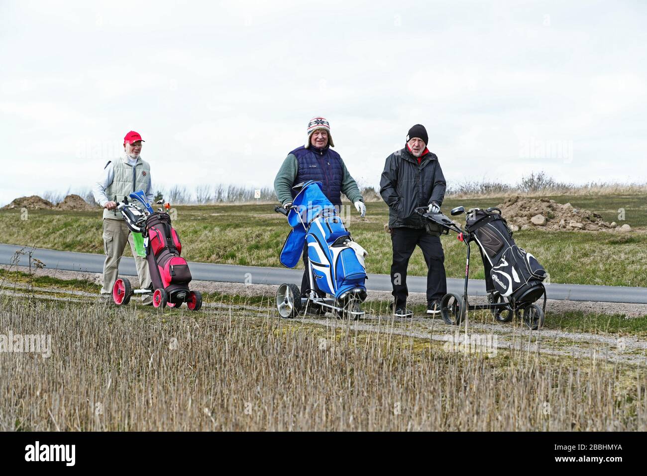 Motala, Schweden 20200331 Golf spielen ist besonders beliebt in diesen Corona Zeiten, wenn es gut ist, im Freien an der frischen Luft zu sein. Hier Golfer am Motala GK am Dienstag von links Bosse Portling, Sigurd Wren und Ulf Lindstrand. Foto Jeppe Gustafsson Stockfoto