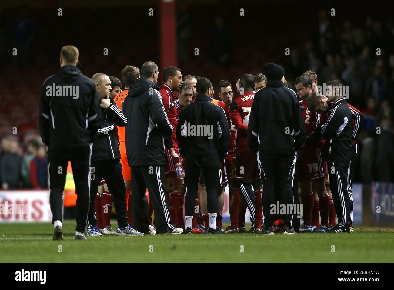 Spieler von Bristol City bilden nach dem Abstieg einen Huddle Stockfoto