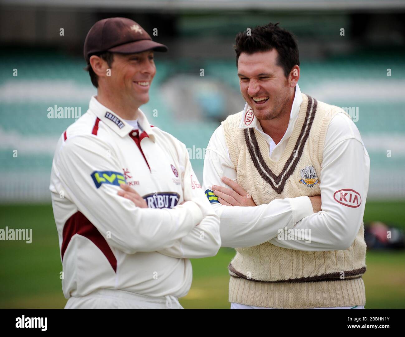 Surreys Kapitän Graeme Smith (rechts) teilt vor Spielbeginn einen Witz mit Somersets Kapitän Marcus Trescodicke (links). Stockfoto