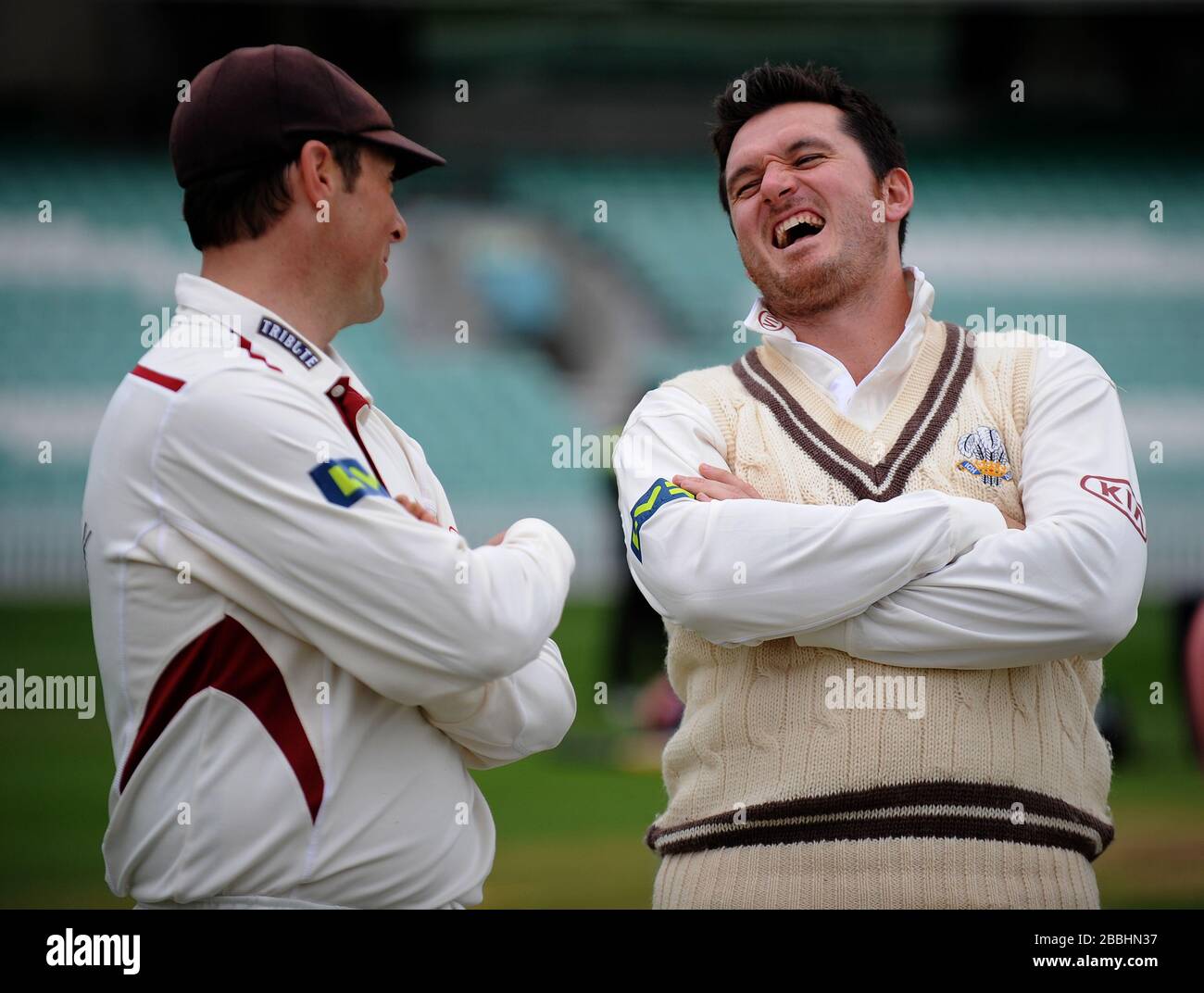 Surreys Kapitän Graeme Smith (rechts) teilt vor Spielbeginn einen Witz mit Somersets Kapitän Marcus Trescodicke (links). Stockfoto
