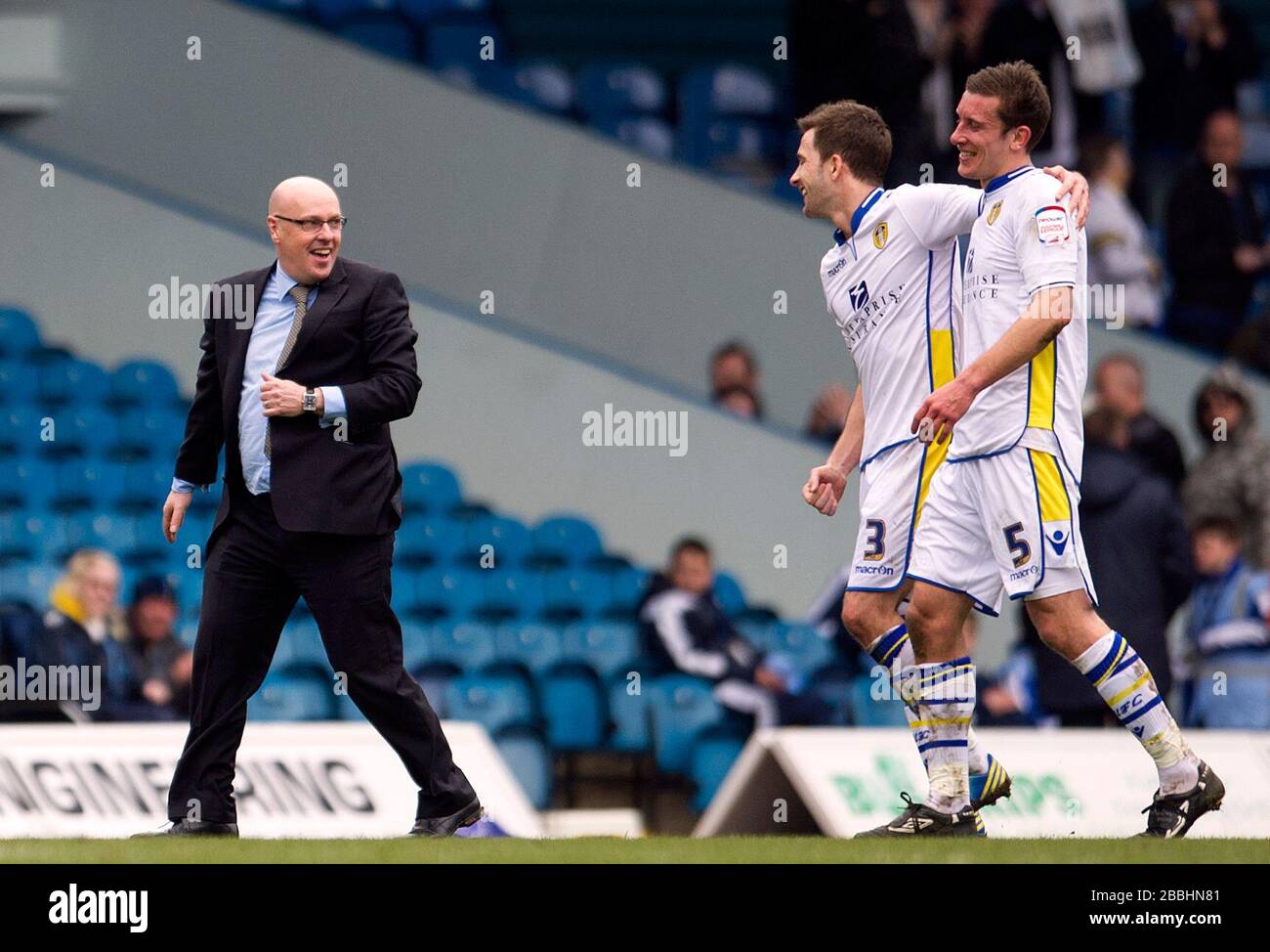 Der neue Manager von Leeds United Brian McDermott feiert nach dem Spiel mit Adam Drury und Jason Pearce (rechts) Stockfoto