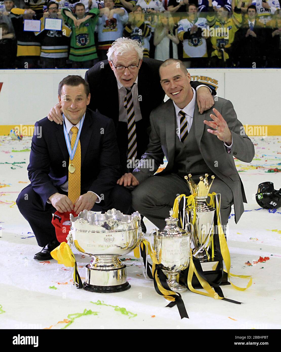 Nottingham Panthers' Assistenztrainer Rick Strachan (links) und General Manager Gary Moran (Mitte) und Cheftrainer Corey Neilson posieren mit der Elite League Trophäe, Elite League Play-Off-Trophäe und Elite League Challenge Cup Stockfoto