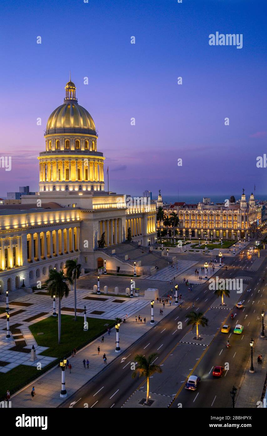 Twilight, El Capitolio oder das National Capitol Building, mit Blick auf den Paseo del Prado, Havanna, Kuba Stockfoto