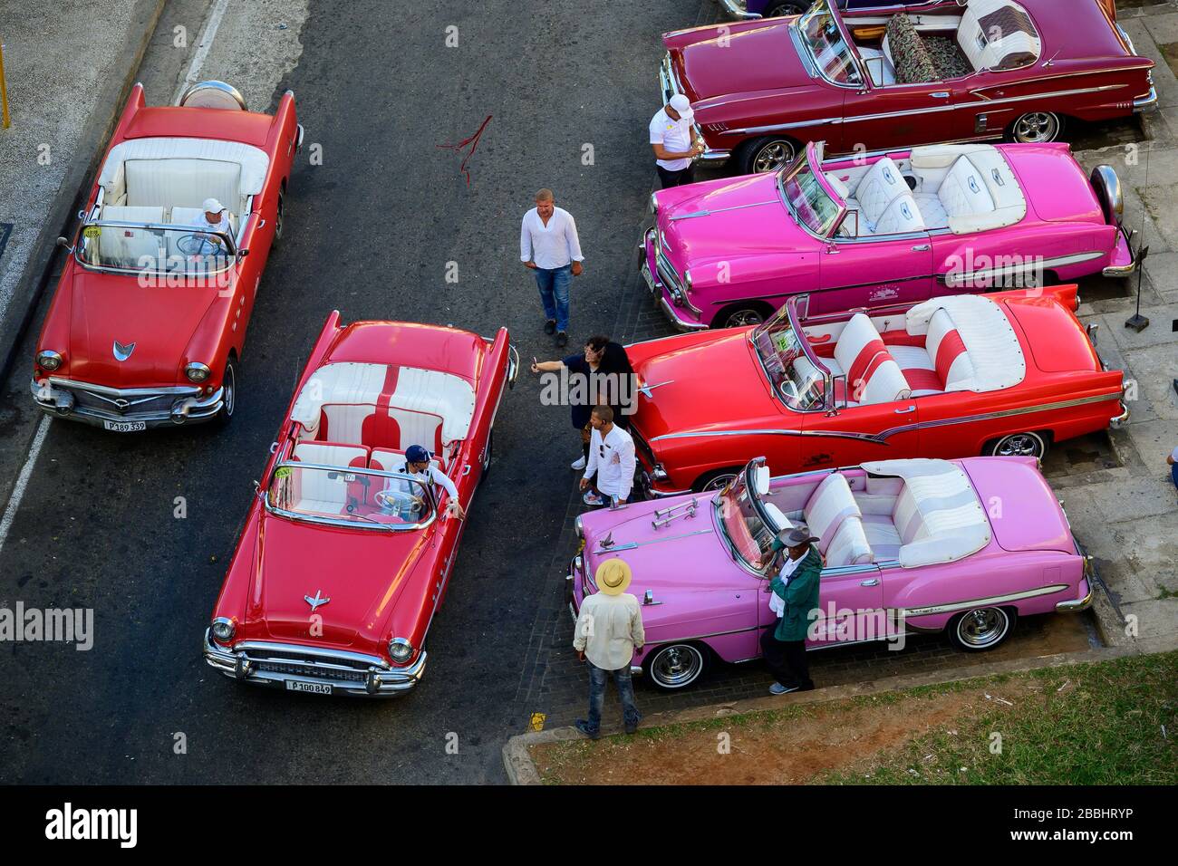 Oldtimer, die auf Geschäfte mit Besuchern warten, Havanna Vieja, Kuba Stockfoto