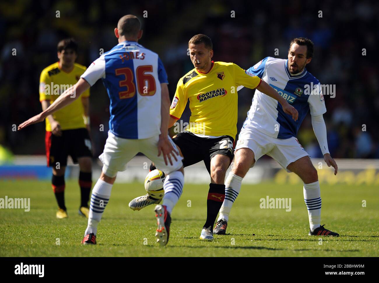 Watfords Almen Abdi übernimmt die Gael Givet (rechts) von Blackburn Rovers und David Jones Stockfoto