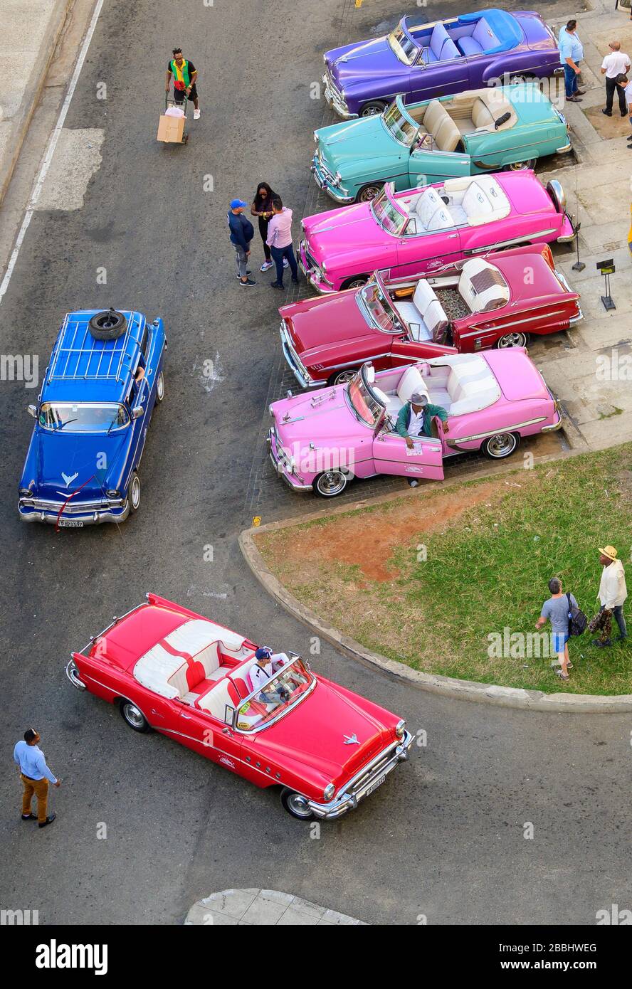Oldtimer, die auf Geschäfte mit Besuchern warten, Havanna Vieja, Kuba Stockfoto