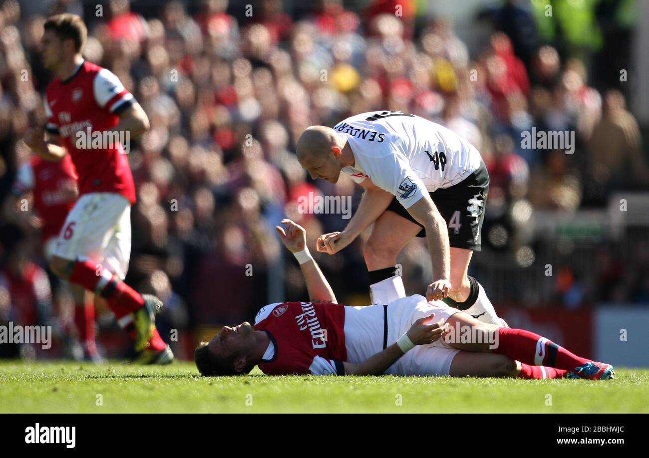 Fulhams Philippe Senderos ermutigt Arsenals Olivier Giroud, vom Boden zu kommen Stockfoto