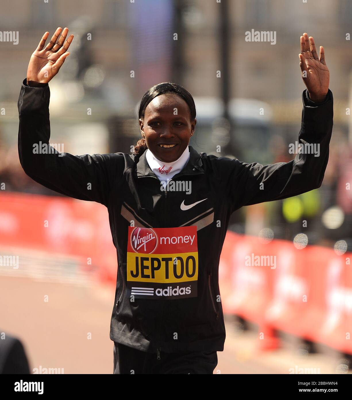 Elite-Gewinner Kenias Priscah Jeptoo bei der Trophäenpräsentation des Virgin London-Marathons in London Stockfoto