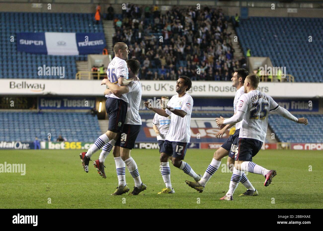 David Jones (ganz links) von Blackburn Rovers feiert mit Teamkollegen, nachdem sie ihr Ausgleichsziel direkt von einer Ecke aus erreicht haben Stockfoto