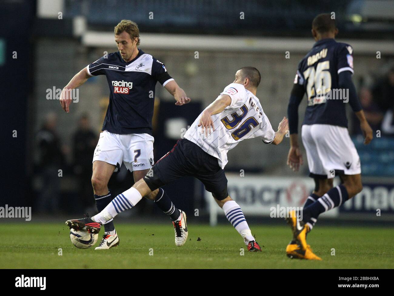 Millwalls Rob Hulse (links) kämpft um den Ballbesitz mit David Jones von Blackburn Rovers Stockfoto