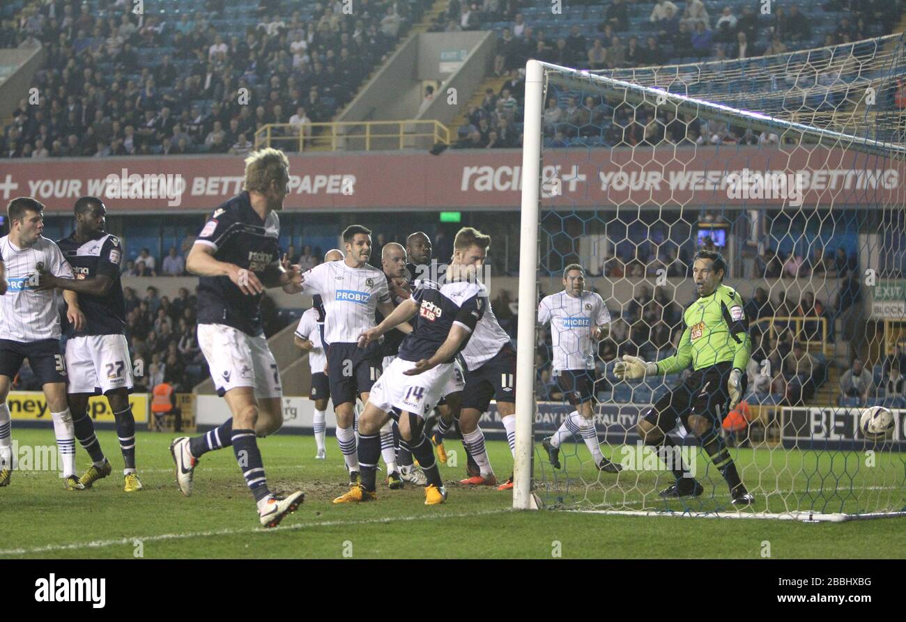 Millwalls Torhüter David Forde sieht an, als der Ball ihn für das von David Jones (nicht im Bild) von Blackburn Rovers erzielte Ausgleichsziel direkt aus einer Ecke übergibt Stockfoto