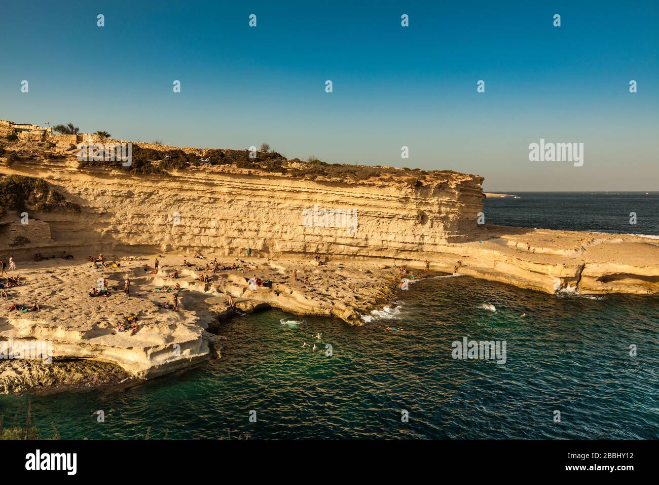 Malta, St. Peter's Pool ist einer der schönsten und atemberaubendsten Naturpools Maltas und liegt in der Nähe von Marsaxlokk an der Spitze von Del Stockfoto